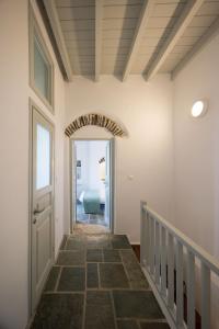 un couloir d'une maison avec un escalier et une porte dans l'établissement The Architect's House, 3br villa in Naxos, à Naxos Chora
