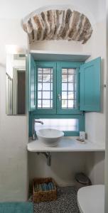La salle de bains est pourvue d'un lavabo et d'une armoire bleue. dans l'établissement The Architect's House, 3br villa in Naxos, à Naxos Chora