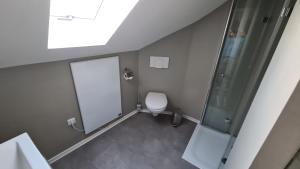 ダイデスハイムにあるFewo 3のバスルーム(トイレ、シャワー付)が備わります。