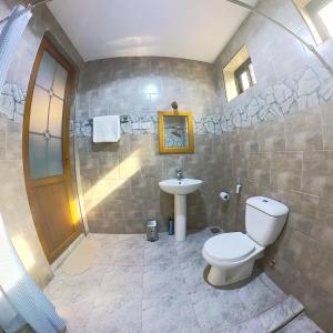 uma casa de banho com um WC e um lavatório em Velmont Hotel em Dar es Salaam