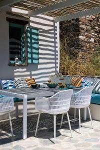 une table et des chaises assises sur une terrasse dans l'établissement The Architect's House, 3br villa in Naxos, à Naxos Chora