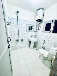 un baño con inodoro y lavabo en Olive Ventures, Royal inn, Ritz, en Srinagar
