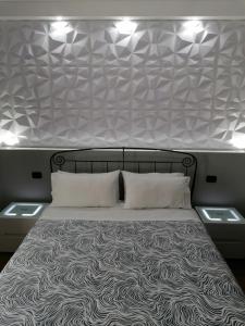 チボリにあるIl Melangoloの大型ベッド1台(枕2つ、照明付)