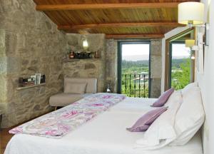 Ένα ή περισσότερα κρεβάτια σε δωμάτιο στο Casa do Cebro Casa con piscina y jacuzzi privados