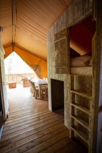 濱海拉普蘭的住宿－Camping les Vallons de l'Océan，帐篷内带双层床的房间