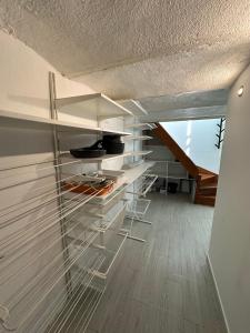 una sala de estar con estanterías blancas y una escalera en Maison du pêcheur, en Marsella