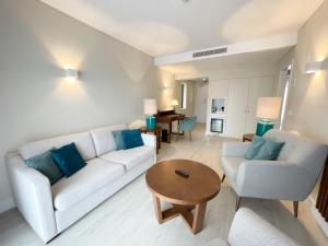 אזור ישיבה ב-Four Points by Sheraton Sesimbra