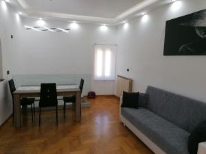 a living room with a couch and a table at Il Melangolo in Tivoli