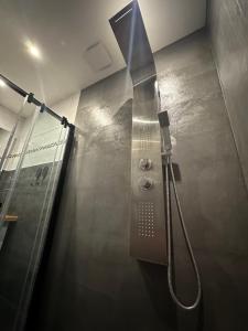 um chuveiro numa casa de banho com uma parede de vidro em Maison du pêcheur em Marselha