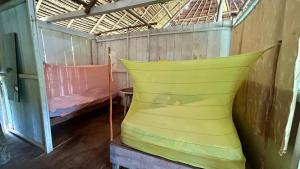 a room with two bunk beds and a net at Campamento Txoko de Shapshico in Puerto Franco