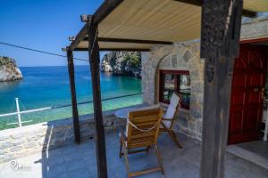 una casa con vista sull'oceano di 'Panorama' Stone House On The Beach a Khalíkia