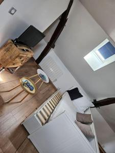 einen Blick über ein Zimmer mit einem Bett und einem TV in der Unterkunft RÃªve de Loire in La Daguenière