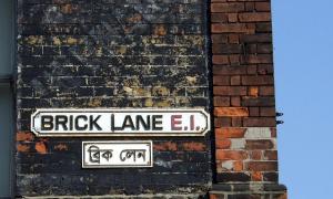 ein Straßenschild an der Seite einer Backsteinmauer in der Unterkunft City Studio - 3 Sleeps in London