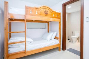 2 stapelbedden in een kamer met een toilet bij Zapbed Villa C62-03 in Dubai