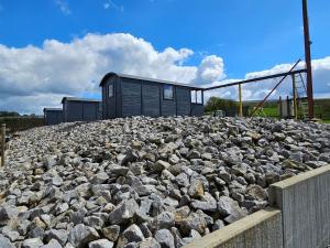 un edificio sobre un montón de rocas en B&B Hoeve De Brieser en Heers