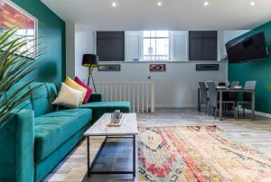 uma sala de estar com um sofá verde e uma mesa em Hackins Hey spacious Liverpool stays central city em Liverpool