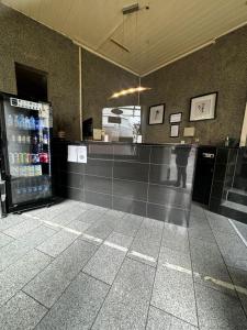 una tienda con un enfriador de bebidas en un edificio en Central Hotel, en Offenbach