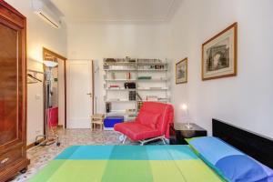 ローマにあるCampofiori 2のベッドルーム1室(ベッド1台、赤い椅子付)
