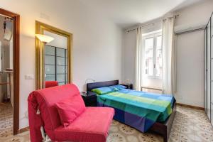 ローマにあるCampofiori 2のベッドルーム1室(ベッド1台、椅子付)