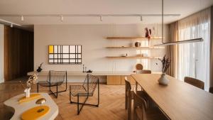 a kitchen and dining room with a table and chairs at Apartamenty Sun & Snow Kossak Residence in Krakow