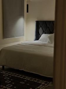 Katil atau katil-katil dalam bilik di Luxury self-entry 1bed apartment