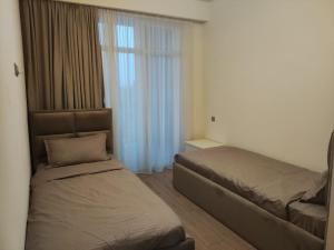 Ένα ή περισσότερα κρεβάτια σε δωμάτιο στο Isani Archi Apartment 119 +3 φωτογραφίες