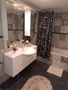 a bathroom with a sink and a tub and a mirror at Peter´s Ferienwohnung in Schmalkalden