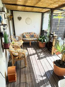 un patio con sofá y sillas en una terraza en Peter´s Ferienwohnung, en Schmalkalden