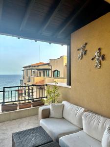- un salon avec un canapé et une vue sur l'océan dans l'établissement Oazis VIP Club, à Sunny Beach
