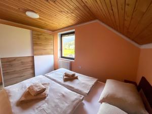 sypialnia z 2 łóżkami i oknem w obiekcie Apartment Zupan w mieście Preddvor