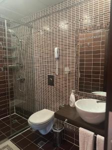 een badkamer met een toilet en een wastafel bij Oazis VIP Club in Sunny Beach