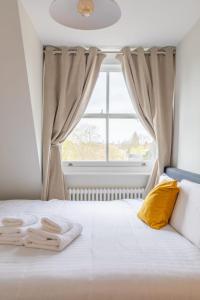 Una cama o camas en una habitación de Sleek & Cosy 2BD Flat Clapham Common!