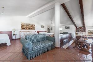 un soggiorno con divano e letto di La Mansarda by BarbarHouse ad Avetrana