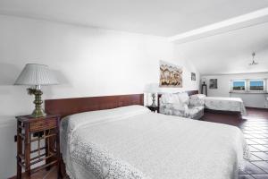 una camera con letto e un soggiorno di La Mansarda by BarbarHouse ad Avetrana
