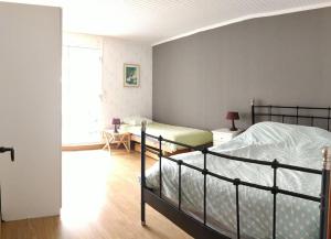 um quarto com uma cama e uma janela em Gîte du Hérisson 