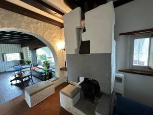 una sala de estar con chimenea en una casa en Residenza la Torre, en Reno Di Leggiuno