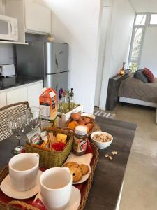 uma mesa com cestas de comida numa cozinha em Casa en Vistalba para dos personas con yacuzzi de temporada en la terraza em Luján de Cuyo