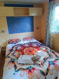 a bed with clothes and towels on top of it at Villa Ardilla (La Adrada) in La Adrada