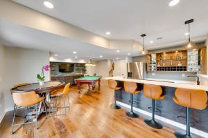 uma cozinha com um bar e uma mesa de pingue-pongue em Cozy Waukesha Vacation Rental Near Nature Center! em Waukesha