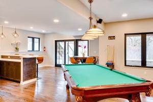 Biliár nebo kulečník v ubytování Cozy Waukesha Vacation Rental Near Nature Center!