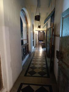 TV a/nebo společenská místnost v ubytování Hostel Vasantashram CST Mumbai, Free Wifi with 1940s Retro vibe