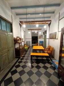 Restaurace v ubytování Hostel Vasantashram CST Mumbai, Free Wifi with 1940s Retro vibe