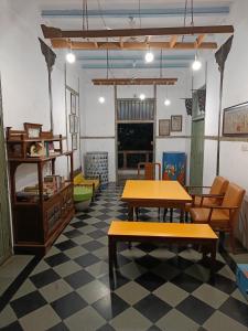 Posezení v ubytování Hostel Vasantashram CST Mumbai, Free Wifi with 1940s Retro vibe