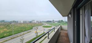 un balcón de un edificio con vistas a la carretera en Apartamenty Natura, en Opole
