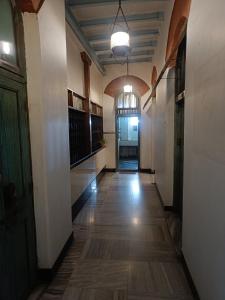 TV a/nebo společenská místnost v ubytování Hostel Vasantashram CST Mumbai, Free Wifi with 1940s Retro vibe