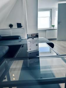 a glass table with a sign on top of it at FeWo Lindenallee II Modernes DG-Apartment in Nordhorn
