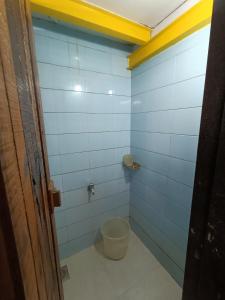 Koupelna v ubytování Hostel Vasantashram CST Mumbai, Free Wifi with 1940s Retro vibe