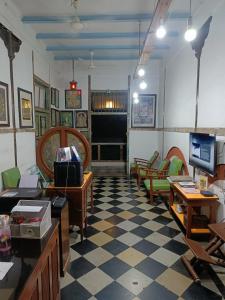 TV a/nebo společenská místnost v ubytování Hostel Vasantashram CST Mumbai, Free Wifi with 1940s Retro vibe