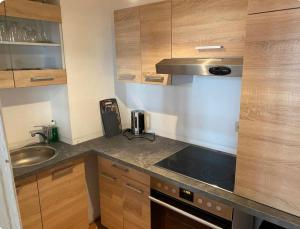 a small kitchen with a stove and a sink at Innenstadt Perle in Celle