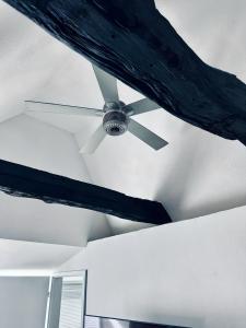 a ceiling fan sitting on top of a ceiling at FeWo Lindenallee II Modernes DG-Apartment in Nordhorn